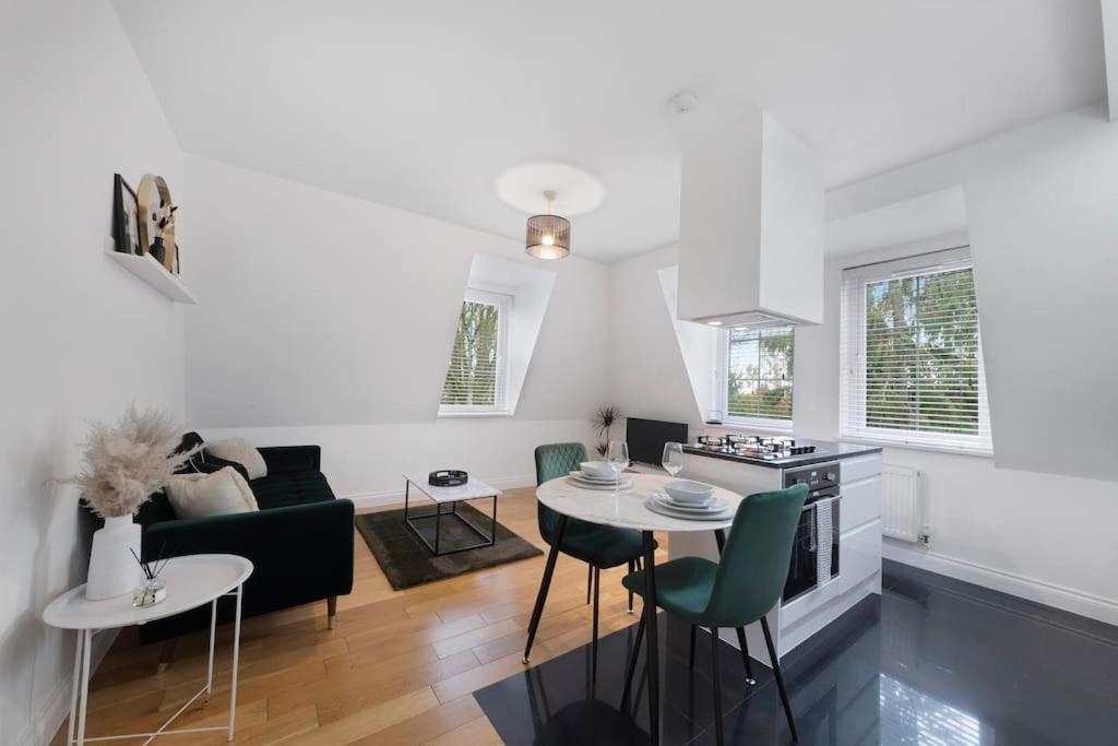 Roomy One Bed Loft Apartment ビショップス・ストートフォード エクステリア 写真