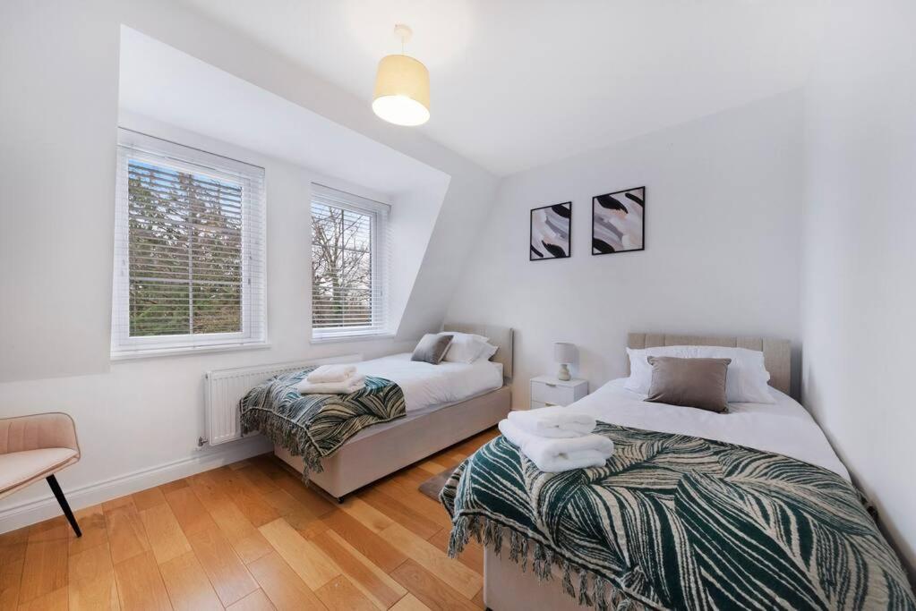 Roomy One Bed Loft Apartment ビショップス・ストートフォード エクステリア 写真